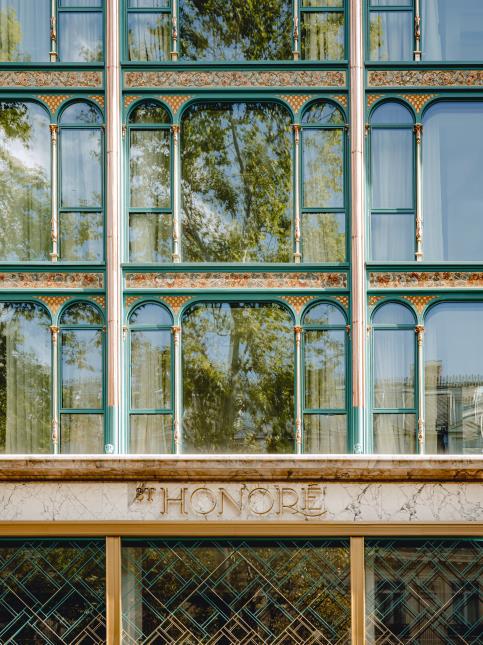 Motifs géométriques et floraux ornent la façade classée du Kimpton St Honoré Paris.