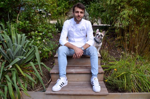 Le jeune chef de 30 ans, Hugo Mathieu, est propriétaire du restaurant Le Sauvage couplé à l'hôtel éponyme ouvert par ses parents en 2011 à Besançon.