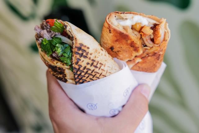 Les sandwiches sont composés de fines tranches de viande épicées et marinées, dans un pain pita maison.
