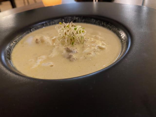 Entrée signature : oeuf cocotte au foie gras/girolles