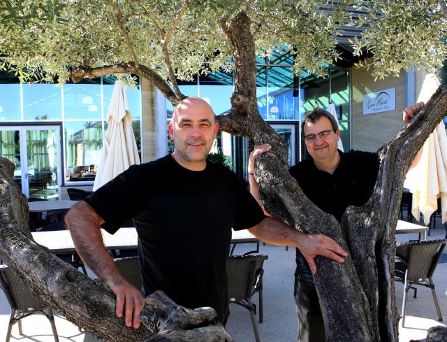 A l'ombre de l'olivier, sur la terrasse de leur nouveau restaurant, Olivier Douet et Stéphane Debaille s'épanouissent à nouveau.