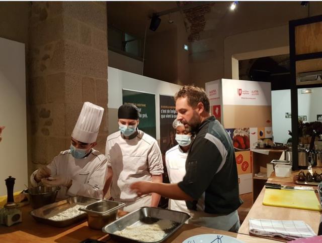 Monsieur Labarrière  professeur de cuisine et ses  élèves de 1 CR