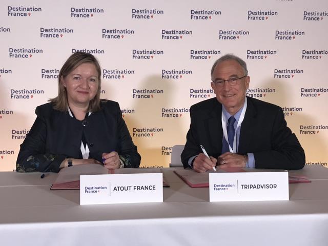 Caroline Leboucher, directrice générale d'Atout France, Steve Kaufer, directeur général de Tripadvisor lors de la signature du partenariat.