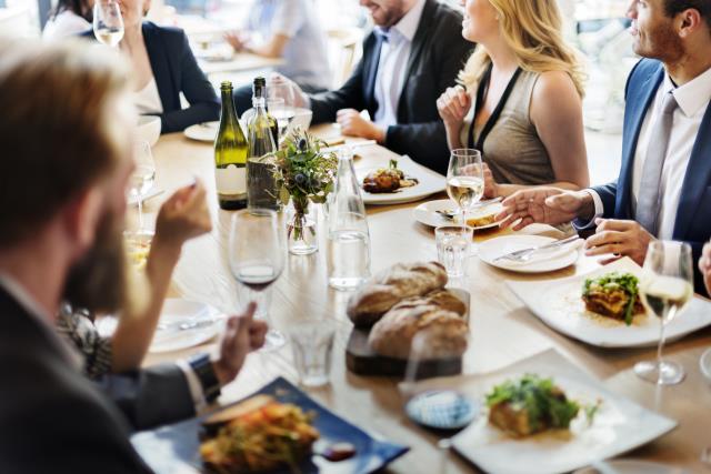 Au cours des quinze premiers mois de Covid, des millions d'occasions de repas ont été perdues à l'heure du déjeuner.
