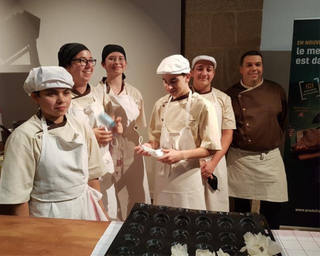 Monsieur Le Coler, professeur de pâtisserie et ses élèves de TBP