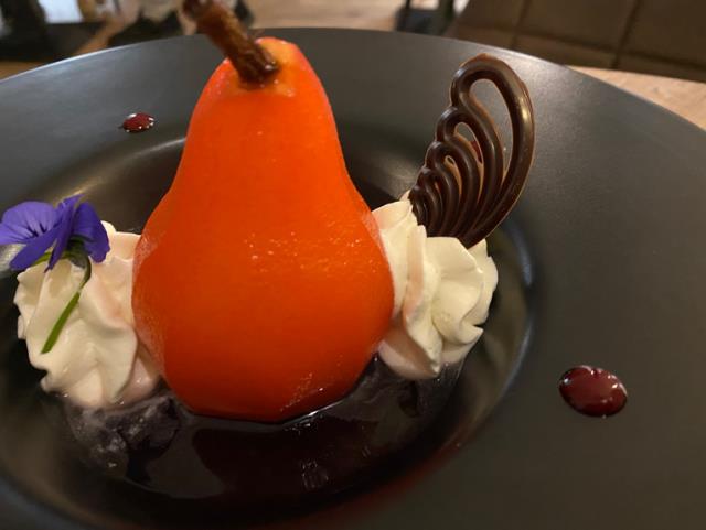 La poire pochée dessert signature