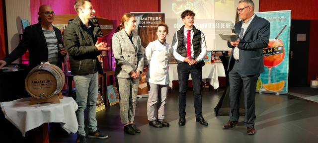 Antony Bertin, chef barman au Castelbrac et membre du jury ; le trio de l'équipe gagnante ; Yannick Heudes, maitre de chai aux Armateurs de rhum et président du jury.