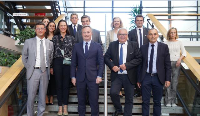 En haut de gauche à droite : Noémie Requena CFET, Cécile Agius MEAE,  Michel Lugnier Inspecteur Général d'Académie, Jean Virgile Crance Louvre Hotels, Bénédicte Mainbourg Atout France, Fabrice Tessier AccorHotels - Premier rang :  Pascal Capellari Excella