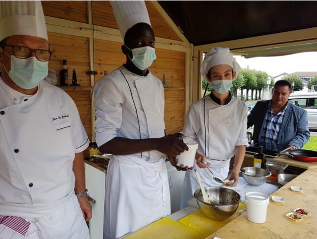 M Jouhaud Professeur de cuisine, M Morée Proviseur Adjoint du lycée Jean Monnet,  2 élèves de TCR