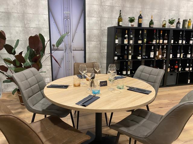 Le restaurant propose les vins du caviste de la ville