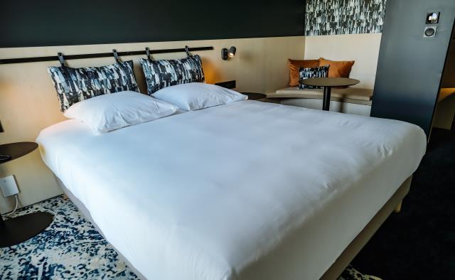 L'une des chambres du Live Hôtels. En arrière-plan une banquette intégrée.