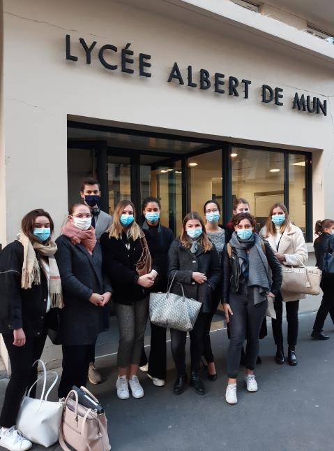 Comme l'an dernier, avec ces élèves du lycée parisien Albert de Mun, le masque reste obligatoire pour cette rentrée 2021.