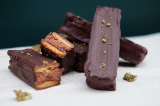 Anthony Courteille glisse du CBD dans certaines de ses pâtisseries. Ici, le Choco Relax.