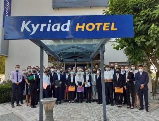 Les étudiants devant Kyriad hôtel centre à Grenoble