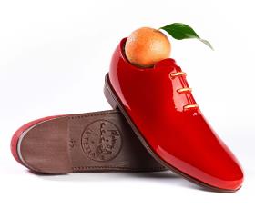 Nicolas Guercio, chef pâtissier du Lutetia, rend hommage à la tradition familiale en déposant une mandarine, dans un soulier. D'où le nom de la bûche : N'oublie pas mon petit soulier.
