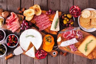 Charcuteries et fromages au lait cru peuvent être contaminés par la listeria.