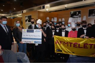 Etudiants et professeurs de la Closerie brandissent fièrement le chèque pour l'AFM Téléthon
