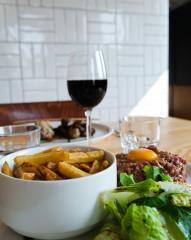 Le cru a la cote, en particulier le tartare de boeuf préparé devant le client. Ici au restaurant de...