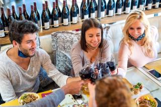 La consommation du vin au verre est confirmée par 83 % des restaurateurs interrogés.