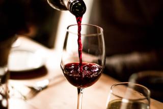Les vins doivent être impérativement servis avant chaque plat.