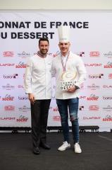 Philippe Mille, président du concours et Pierre-Jean Quinonero, champion de France du dessert 2021,...