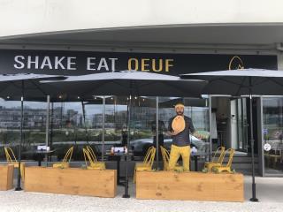 Cyrille Gallard devant son restaurant Shake Eat Oeuf
