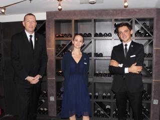 de g. à d., Dominique Vion, Anna Predko et Maxim Plumier, l'équipe de sommeliers de l'hôtel...