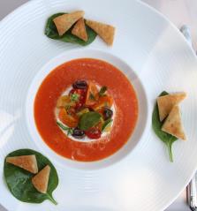 Gaspacho, basilic thaï, ricotta, petits légumes et focaccia dorée au Bello-Visto à Gassin (Var)