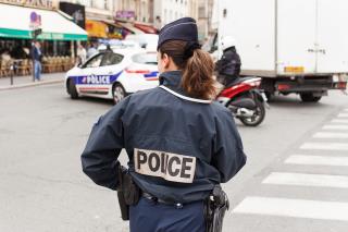 Policier en uniforme à Paris