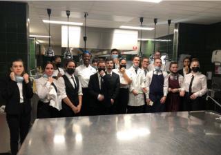 la chef Anto avec les élèves serveurs à qui elle vient d'expliquer ses plats