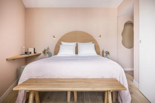 La designer Gesa Hansen a optimisé l'espace particulièrement réduit des chambres.