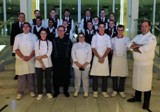 Les élèves et leurs professeurs réunis autour du chef Laurent Colin.