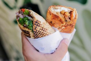 Les sandwiches sont composés de fines tranches de viande épicées et marinées, dans un pain pita...