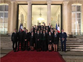 Etudiants et encadrants du lycée Sainte-Anne sur le perron de l'Elysée