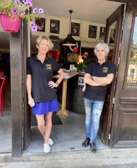 Claire Houbert et Eric Andréa, co-gérants du Café de la Paix à Auvers-sur-Oise.