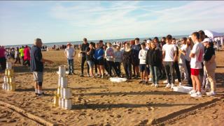 Les jeux avant le nettoyage de la plage