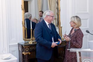 David Ridgway, chef-sommelier de La Tour d'Argent, reçoit la Médaille du Sénat des mains de...