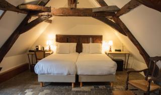 L'hôtel Les Remparts Hôtels et Demeures Historiques, qui abrite des murs et fondations du XVIe et...