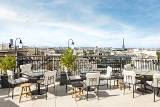 Le rooftop Sequoia de l'hôtel Kimpton St Honoré à Paris.