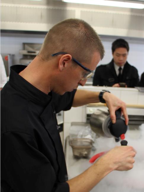 Sylvain Lacroix, chef de cuisine qui forme professionnels et étudiants à l'innovation culinaire.