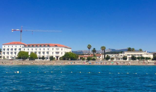 Etablissement historique de la région, Le Grand Hôtel des Sablettes-Plage gardera son esprit néoclassique originel.