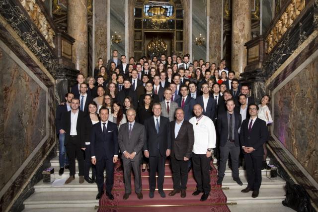 De gauche à droite : Bruno de Monte, directeur de Ferrandi Paris, Jean-Claude Karpelès, délégué du président de la CCI Paris Ile-de-France en charge du développement international et des affaires européennes et les 3 parrains des Bachelor 2016 : Michel Ja