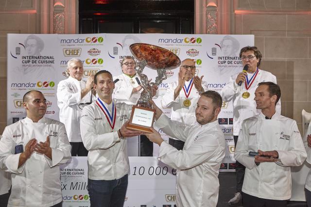 La remise du Trophée International Cup de Cuisine à Romain Besseron par les Cuisiniers de France