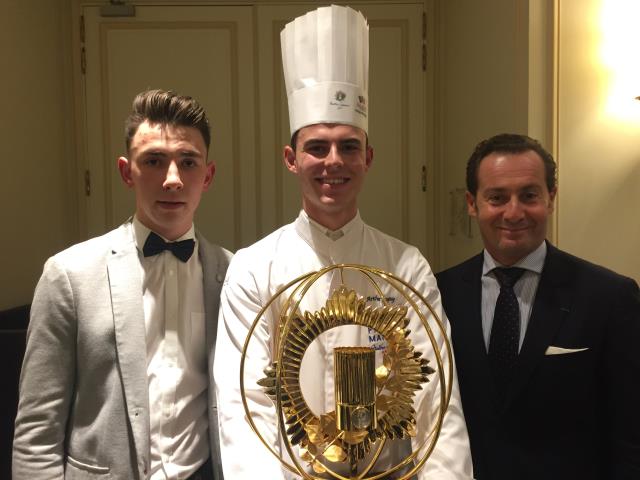 Arthur Auguy premier prix viande et dessert et vainqueur de la finale nationale, entouré de Gwendal Briant vainqueur de l'an passé et de Bruno De Monte, directeur de Ferrandi-Paris