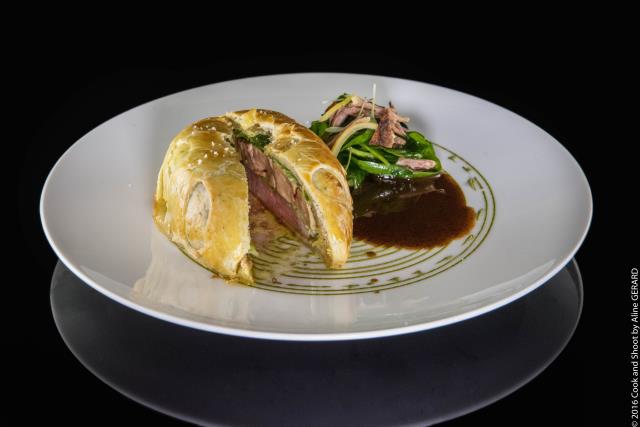 sa Tourte de foie gras et pigeon à la verveine, jus de pigeon réduit au porto.