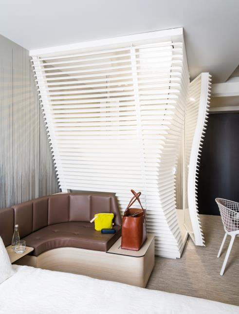 Jeu de transparence entre la salle de bain et la chambre, à l'hôtel Okko de Cannes (06).