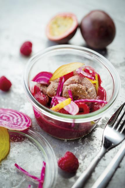 Fricasée de canette à la framboise et son jus de betterave passion.
