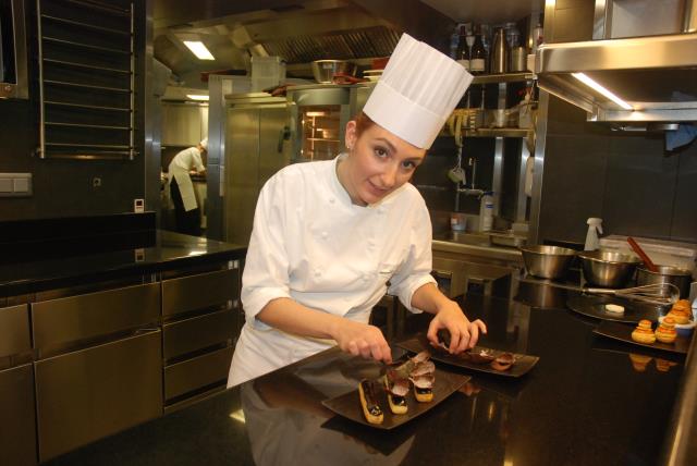 La demi-Chef de partie pâtisserie Marie Meunier enchantent papilles et pupilles des clients du Georges V