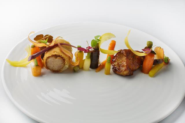 Ris de veau fermier jeunes carottes du potager, jus sauge câpres et vieux balsamique, une recette du chef Nicolas Masse.