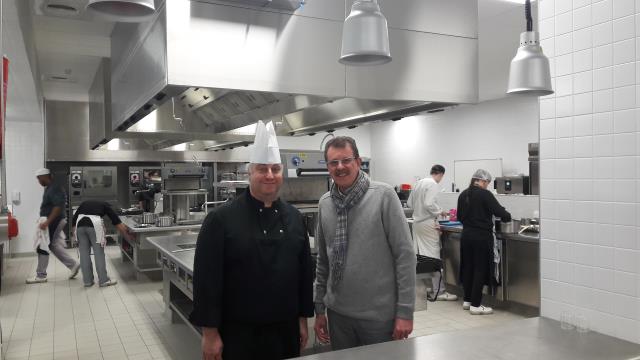 Laurent Mathieu,  professeur de cuisine (à G.) et Yvon Cramblin, chef d'établissement,  sont heureux de pouvoir travailler dans un aussi bel espace.